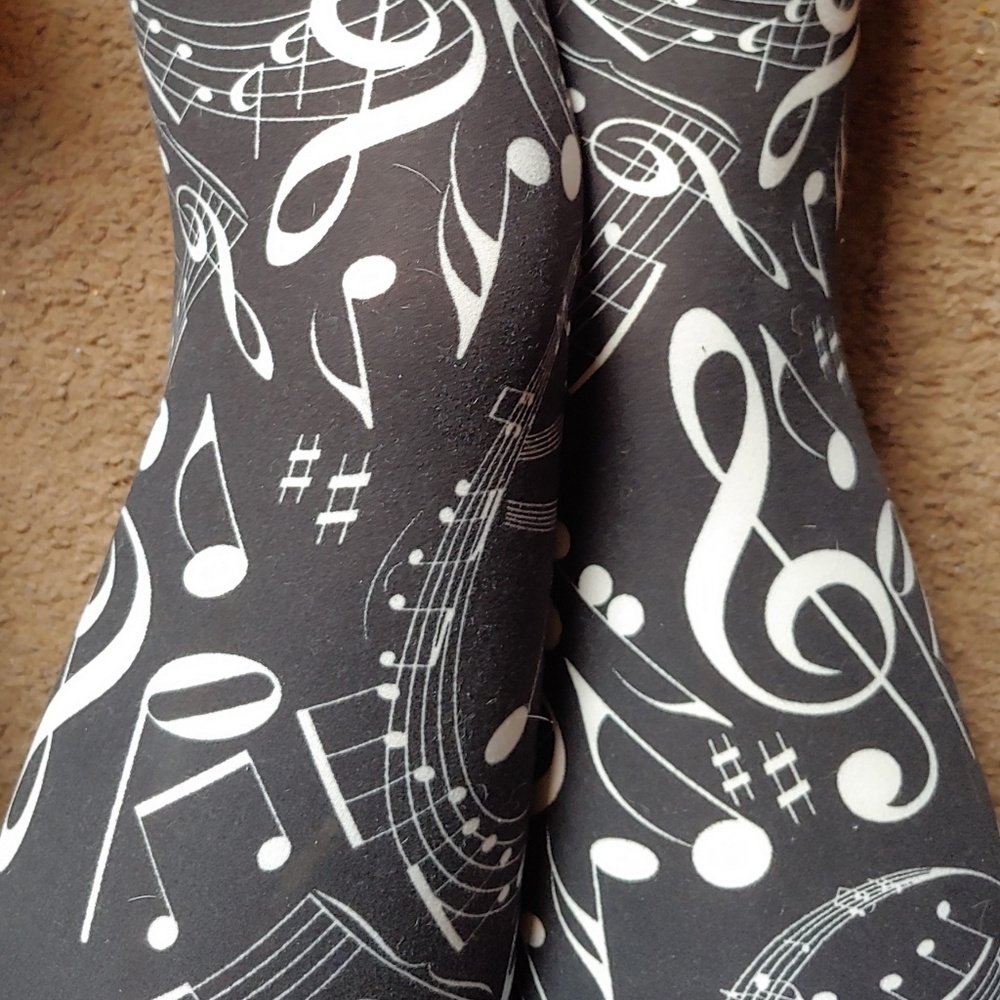 One Size Black & White Music Note Leggings